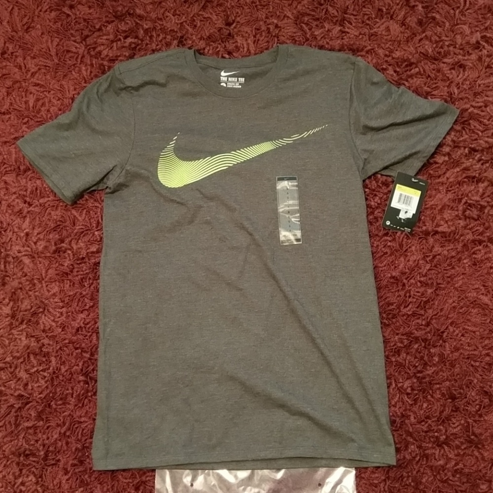 Nike Tee small New youth boys or men's.